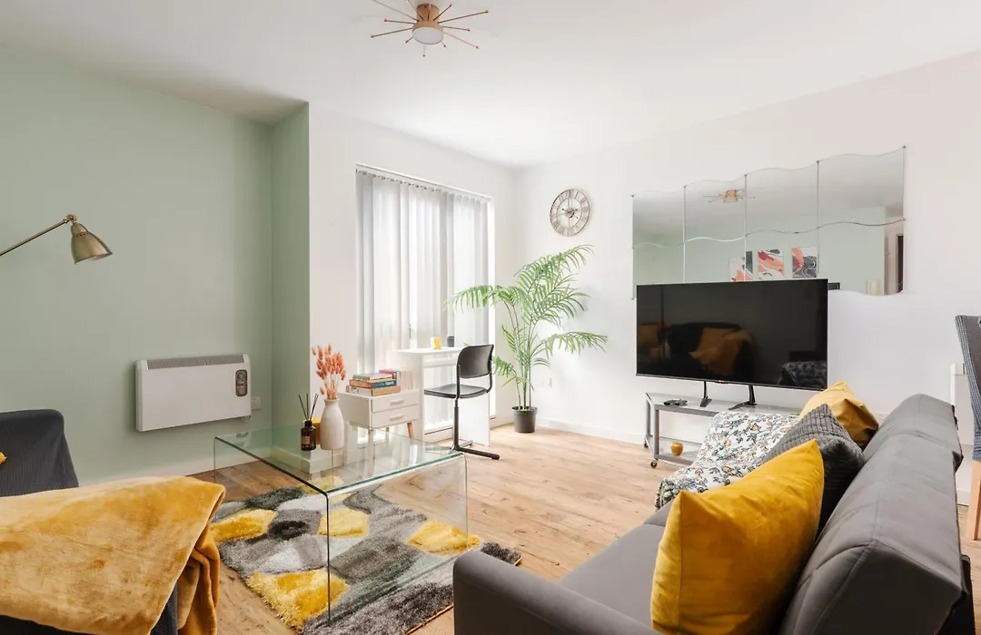 Beehive Salford Quays Immaculate 1-Bed Flat With Free-Parking-1