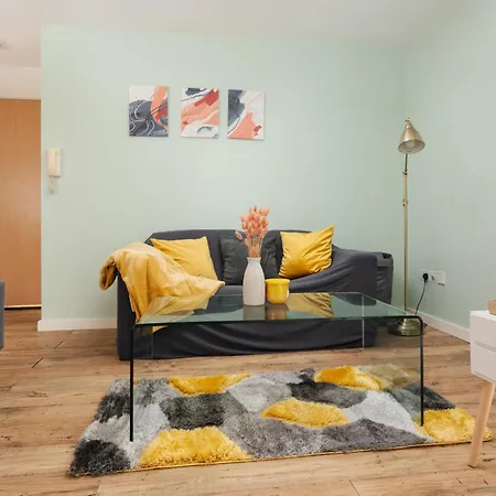 Beehive Salford Quays Immaculate 1-Bed Flat With Free-Parking-2